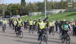 Свыше двухсот павлодарцев прошли велопробегом в честь интеллектуальной школы