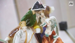 Старинные фарфоровые статуэтки выставили в музее Павлодара