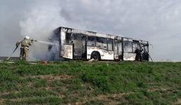 На павлодарской трассе загорелся автобус