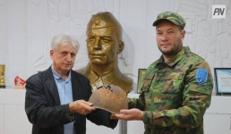 Павлодарские поисковики передали новому музею военные артефакты