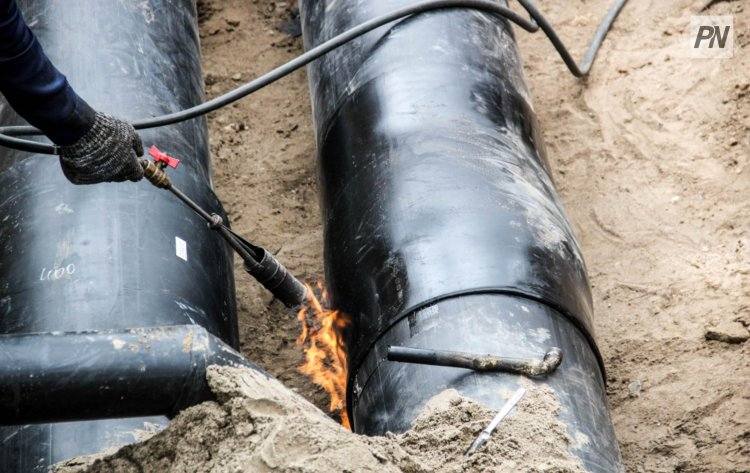 В Павлодаре устраняют повреждение теплосети