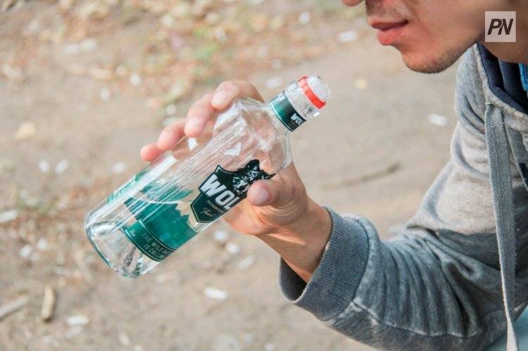 В Павлодаре задержали любителей выпить на детской площадке