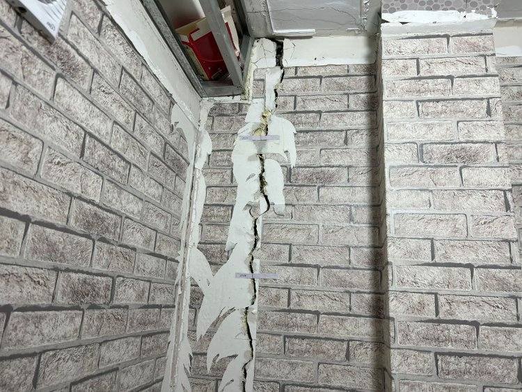 Дом с трещинами: сколько павлодарцев согласились на переезд