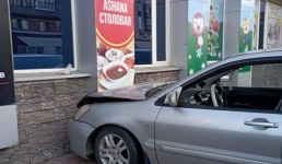 Павлодарский водитель врезался в ломбард