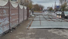 Ветер сорвал навес с павлодарского рынка