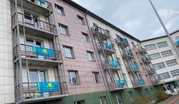Десятки флагов появились на общежитии павлодарского вуза