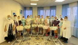 Новорожденным павлодарцам сделали подарки ко Дню Республики