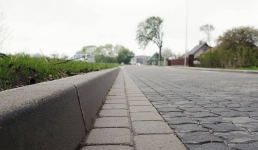 В Павлодаре автобетоносмеситель снёс бордюры