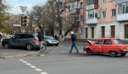 В Павлодаре советская легковушка и иномарка не поделили дорогу