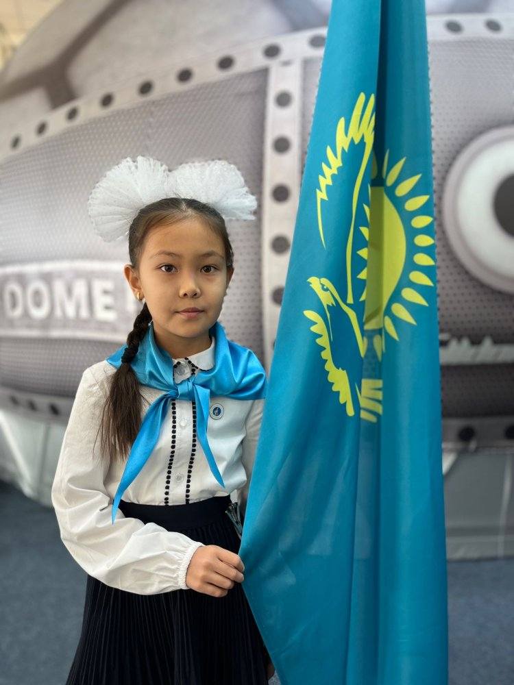 Лучшим школьникам Павлодарской области повязали голубые галстуки