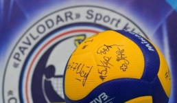 Павлодарские волейболисты расписали мяч акима области