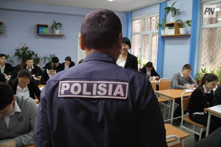 Павлодарские полицейские показали школьникам приемы самозащиты