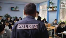 Павлодарские полицейские показали школьникам приемы самозащиты