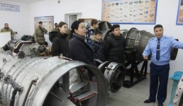 Павлодарские школьники посидели за штурвалом истребителя