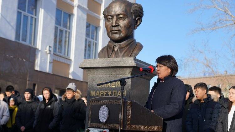 В Павлодаре установили бюст известного академика