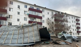 Аким Павлодара проверил, как восстанавливают сорванные ураганом крыши (ВИДЕО)