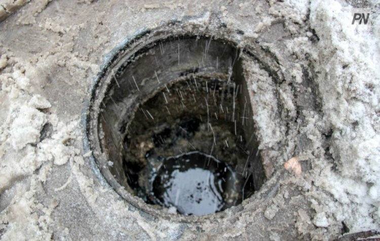 В Павлодаре канализацию многоэтажки забили пшеницей (ВИДЕО)