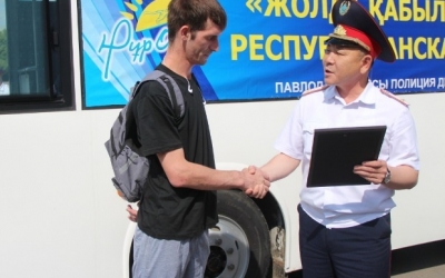 Присылающих  видео нарушений ПДД водителей наградили полицейские в Павлодаре