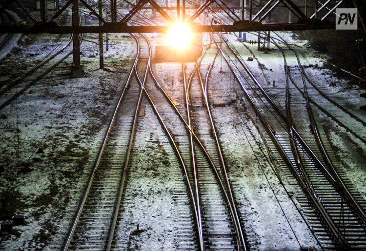 Павлодарцев наказали за переход железной дороги на вокзале