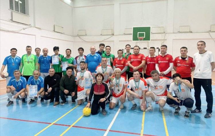 Победил опыт: павлодарцы проводили год на футбольном поле