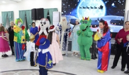 Барби, Дракон и Санта: ёлку для особых детей провели в Павлодаре