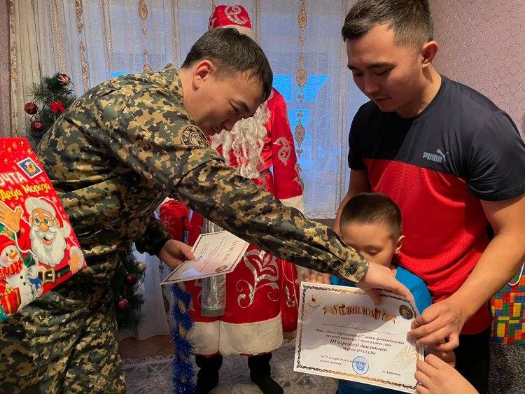 Павлодарские нацгвардейцы раздали подарки детям