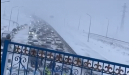 Как джиперы из Караганды помогают спасателям и полицейским вытаскивать машины из трехметровых заносов