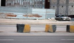 Перекрытый проезд: когда уберут бетонные блоки с дороги в Актау