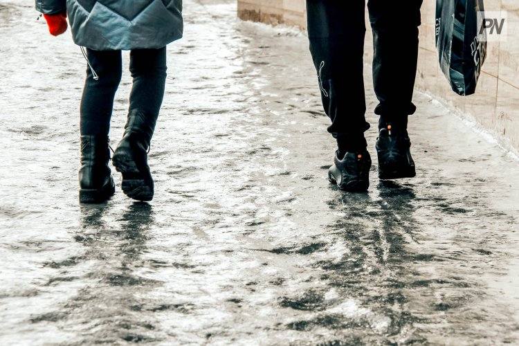 Полсотни павлодарцев не справились с гололёдом