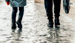 Полсотни павлодарцев не справились с гололёдом