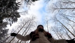 В лесу и на столбе: девушка из Актау приняла участие в необычной игре российского блогера