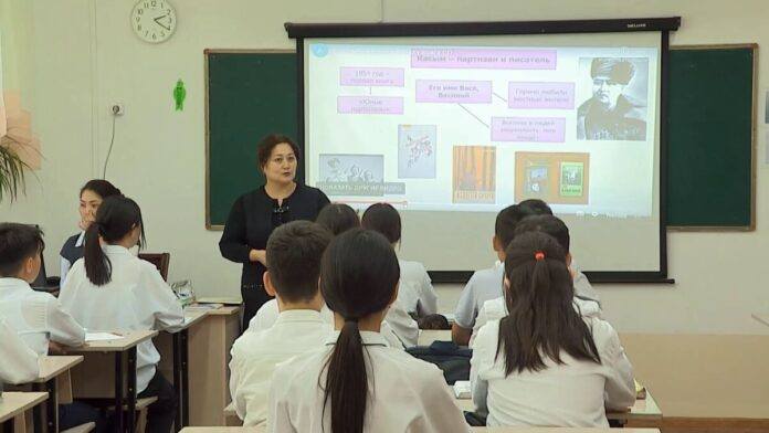 школьники 1 сентября. 1 сентября 2021 линейка белгород. 1 сентября прошла в школе. белые банты на 1 сентября. 1 сентября прошла в школе.