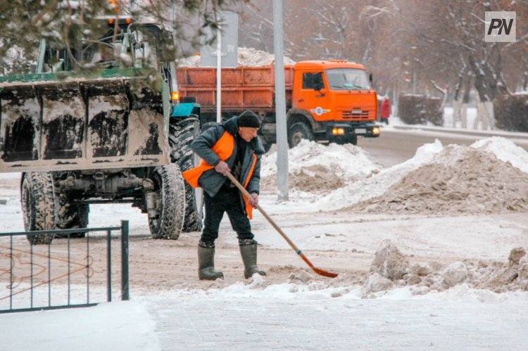 В Павлодаре рабочих в оранжевых жилетах согрели чаем