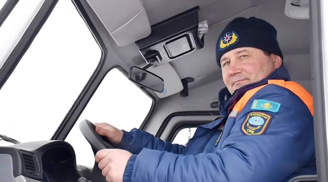 курсы какие водителей. девушка инструктор по вождению. вождение с инструктором. автошкола водитель. вождение в автошколе.