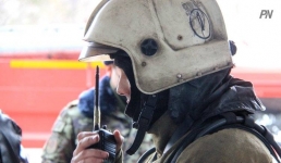 Стояла на балконе и звала спасателей: ребенка спасли при пожаре в Павлодаре