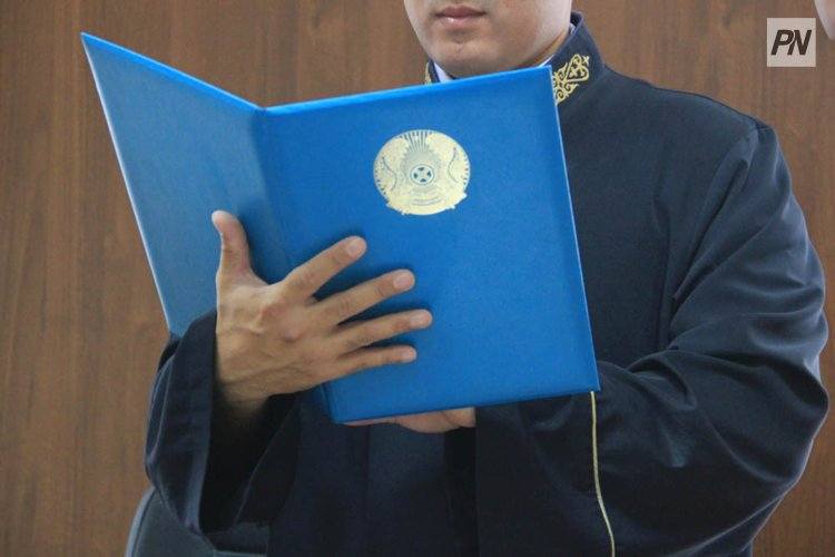 В Павлодаре вывеска оставила без дневного света салон красоты