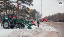 В сёлах Павлодарского района продолжили борьбу со снежной стихией