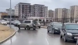 Житель Актау пожаловался на заторы из-за закрытой парковки у нового Дворца школьников