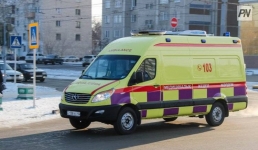 В Павлодаре женщина выпала из многоэтажки
