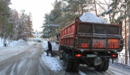 В Павлодаре борются с гололедом