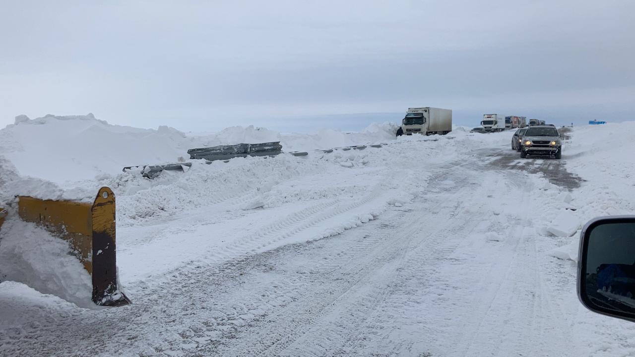 снегопад в павлодаре 2021. какиедорогизакрыты впавлодарской облости. машины в казахском плене из-за непогоды. закрытые трассы павлодар. закрытые трассы павлодар.
