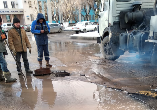 Второй фонтан за неделю на сетях водоснабжения забил из-под земли в Павлодаре