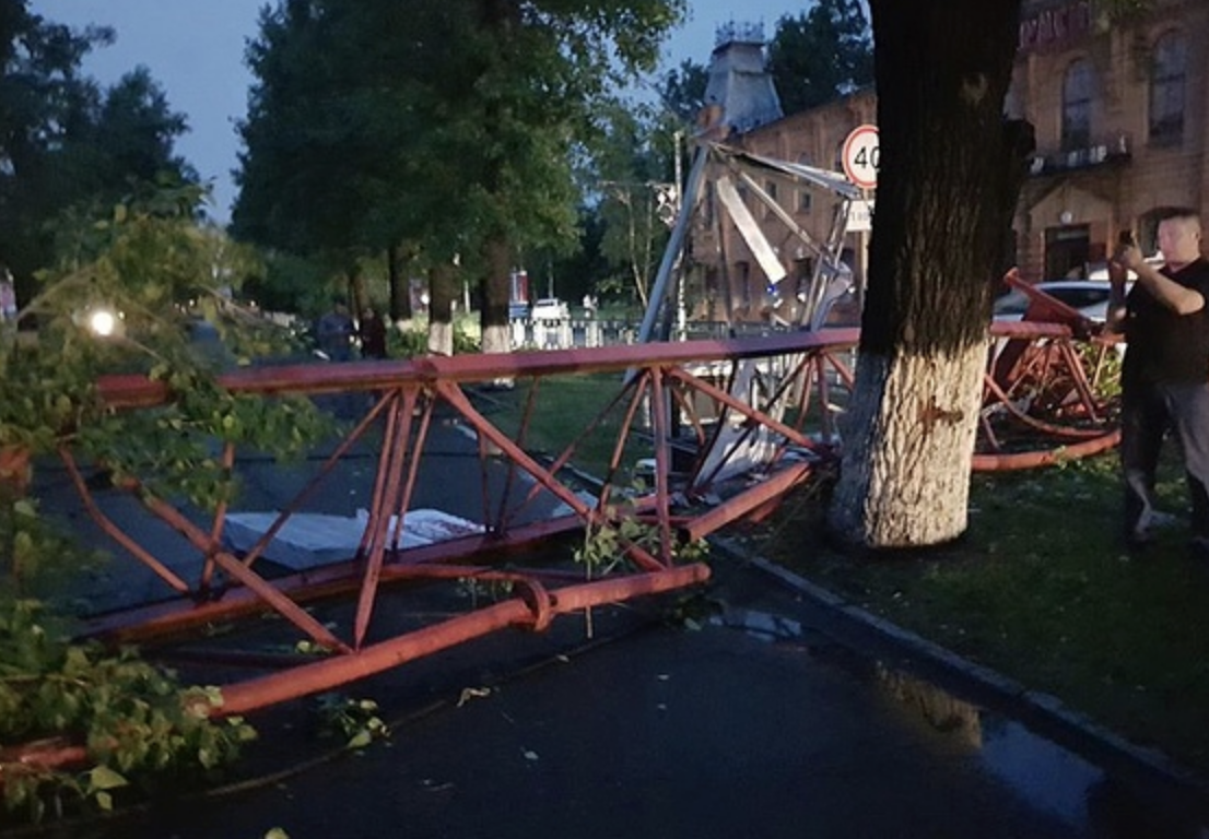 Краны падают в воду. В Барнауле упал кран. Фото падение крана Барнаул. Шторм в Барнауле.