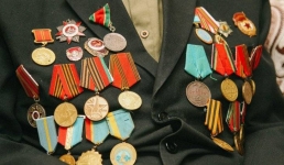 Аким Павлодарской области навестил ветеранов Великой Отечественной войны
