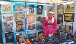 В Иртышском районе открыли выставку универсального художника