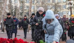 В Павлодаре возложили цветы к монументу памяти