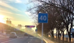 Новый знак рекомендуемой скорости установили на дороге вдоль набережной Актау